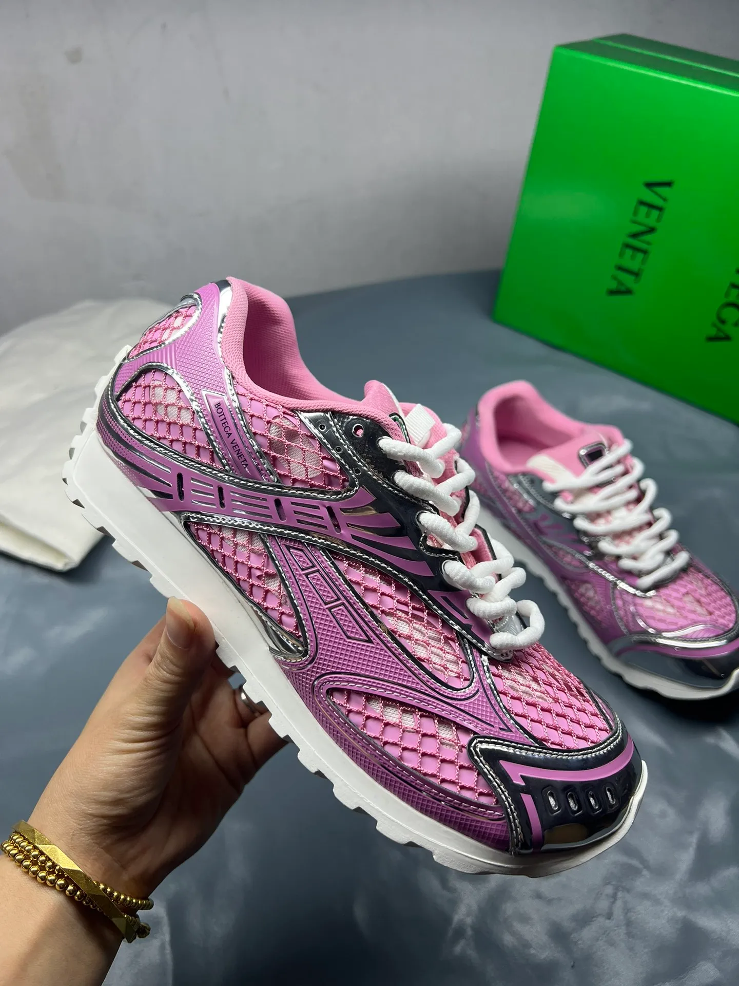 👟👟Ex-factory price 600👟👟 Men's size +10 Real photos 🔥🔥BV Orbit sneakers Wang Yibo's same style couple's dad shoes Runner sneakers, made of lightweight technical mesh fabric. Matched with geometric pattern designed rubber outsole, Wang Zha series high version. Look for the package technology. It is actually a lot taller, but the legs are still slim. Very nice, playable and durable. Matched to the standard💯 Package shoe technology. Look for the high version. The outsole is made of color-blocked TPU outsole. Women's model 35 36 37 38 39 40 41 42 (40 41 42 43 44 45 customized) (Customer logo can be accepted without refund or exchange at a favorable price) Equipped with original packaging